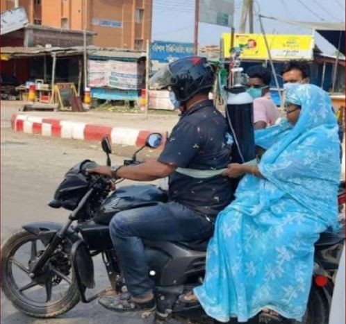 নিজের পিঠে অক্সিজেন সিলিন্ডার বেঁধে  হাসপাতালে ছুটছেন ছেলে